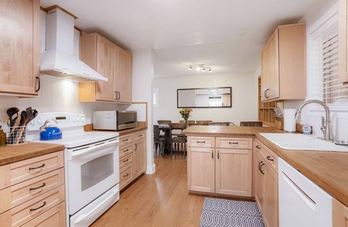 North Central Westminster House | Newly Renovated-Spacious-20min to Den& Boulder-HotTub/Game Room/Basketball Court