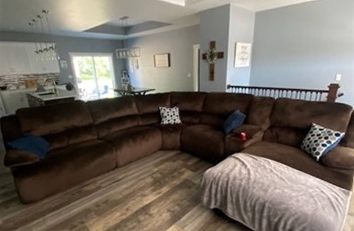 Manitowoc House | NFL Draft Special-Spacious 4-bedroom house in delightful Manitowoc with AC, WiFi