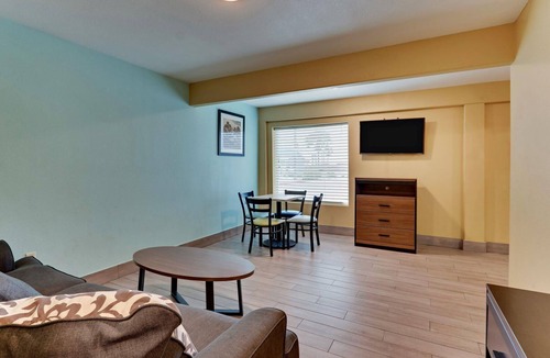 Old Town House | Non Smoking Family Villa Suite in Port Aransas Texas - Captains Quarters Inn