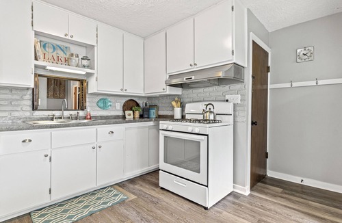 Wind Lake House | NOW BOOKING SUMMER & FALL! Charming & modern lakefront home! Sleeps 8+!