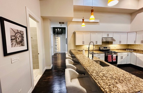 North Bergen Apartment | NYC style loft apartment 10 min to Times Sq. 2 Parking space avail!