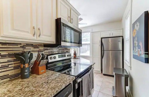 Hyde Park House | Oakley Square 3BR - Walkable-Sleeps 5 - Fire Pit
