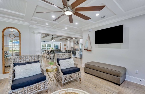 Demere Park House | Oasis Cottage! New Heated Pool & Spa, Backyard Tropical Oasis, Close to beaches! Dog Friendly!