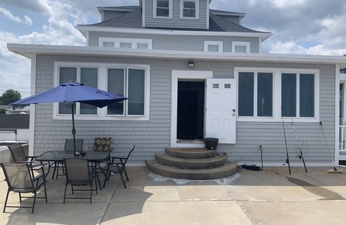 Minot House | Ocean Front! 2 minute walk to beach!