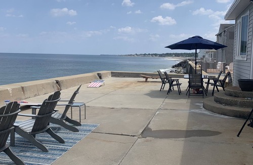 Minot House | Ocean Front! 2 minute walk to beach!