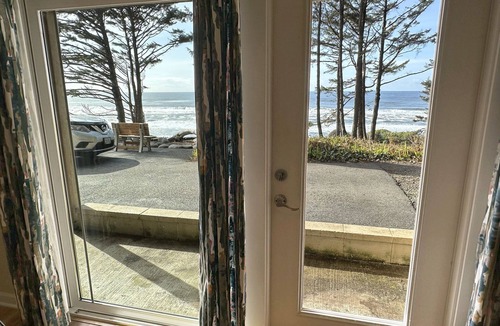 Yachats Apartment | Ocean Front Condo, Pelican at Oregon House, Stairs to the Beach!