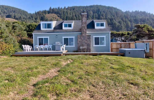 Yachats House | Ocean Front Home On A Quiet Beach Near Yachats! Hot tub!