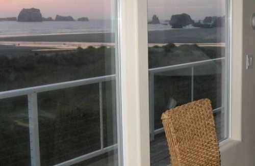 Bandon House | Ocean Front ON the Beach - Spectacular Views! 14 Minutes to Bandon Dunes Golf!