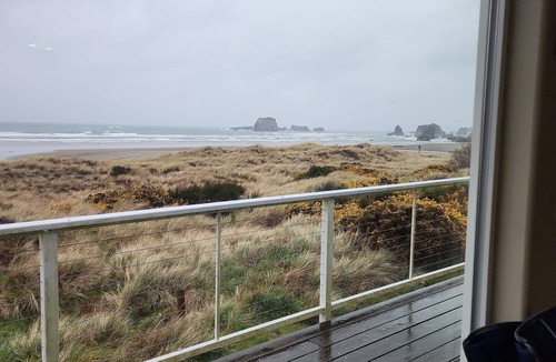 Bandon House | Ocean Front ON the Beach - Spectacular Views! 14 Minutes to Bandon Dunes Golf!