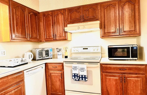 West Chester House | Ocean Palace -12 Guests-close to I-75,VOA park,W&S Tennis Tournament,King Island