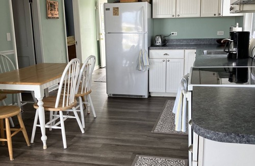 Eastward Look House | Ocean View~Walk to Scarborough Beach~4BR 3BA 3 level Affordable Private Home