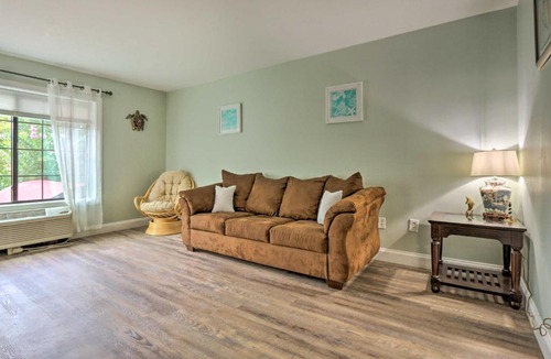 Hilton Head Island Apartment | Ocean Walk Condo in Coligny Beach with Balcony!