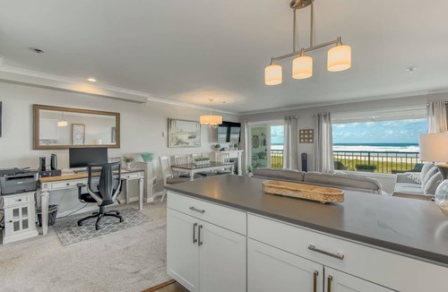 Seaside Condo | Oceanfront 3rd floor Balcony 2 blocks to Turnaround-Work Remotely