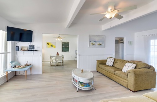 Bermuda Beach House | Oceanfront Home w/Deck & Views in Galveston!