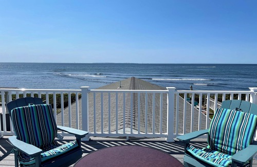 Matunuck Cottage | OCEANFRONT! Priv beach w/amazing views, A/C, Skydeck, Stream TV, Great Memories!