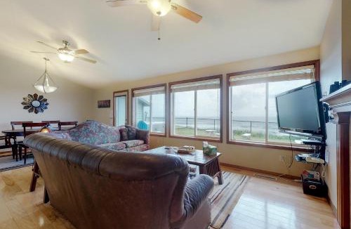 Gleneden Beach House | Oceanfront Solitude
