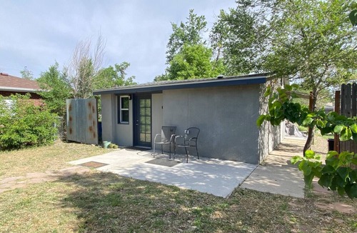 East Gate House | Oh Man, are we in a good spot! — Private bungalow