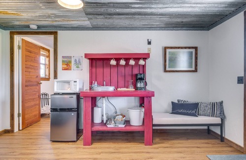 Carmine Apartment | On 60-Acre Farm w/Pond: Charming Carmine Studio!