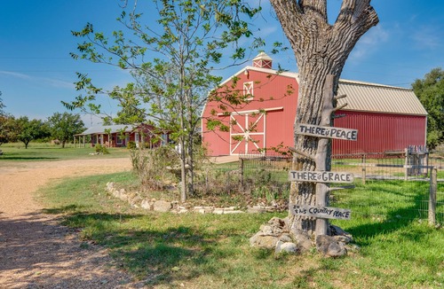 Carmine Apartment | On 60-Acre Farm w/Pond: Charming Carmine Studio!