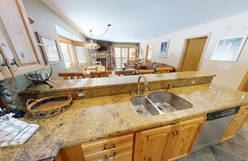 Mountain House Condo | On River Trail! Walk to Dining, Shops, Events. End Unit, Deck. 2 Hot Tubs