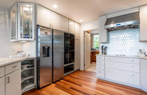 Edgewater House | On the Waterfront Custom Chalet w Multiple Suites, Private Pier and Hot Tub in Edgewater