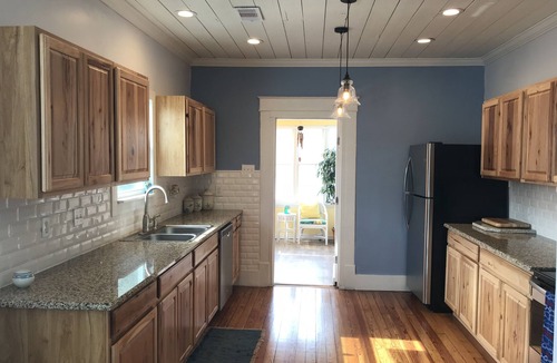 San Jacinto House | One block to the beach and close to everything! Enjoy the outdoor fireplace !