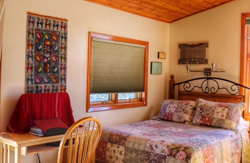 Tyrone Cabin | One Cozy BR and a separate Large BR that opens onto a Deck with Mountain views
