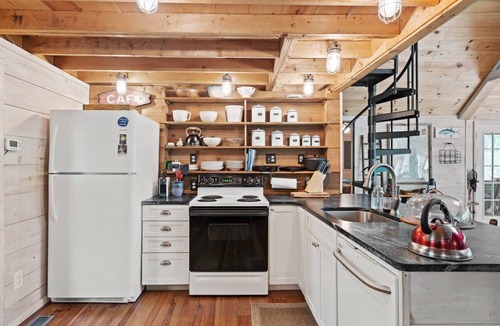 Elkton House | One-of-a-kind mountain cabin w hot-tub, near the Shenandoah NP