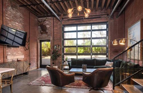Nashville House | One-Of-A-Kind! Roll Up Garage Door-Pool, Speakeasy