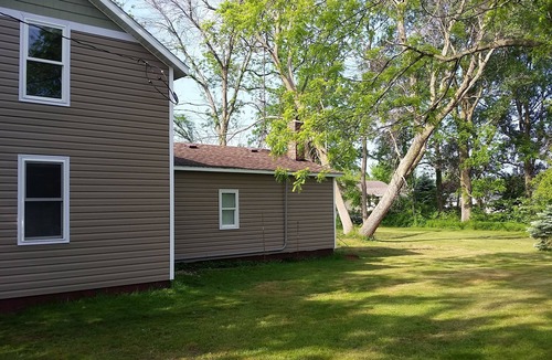 South Haven House | Only 2 blocks to beach, one block to kids corner, over half an acre!