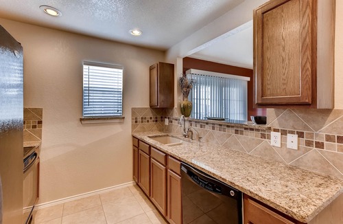 West San Antonio House | *OPEN*POOL/PARK ACCESS-SEAWORLD/SIXFLAGS/Lackland/shopping. *EXTREMELY CLEAN*