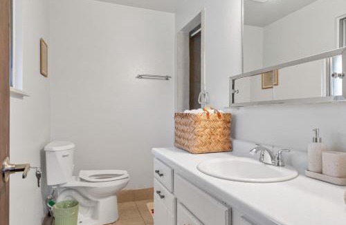 Highlands House | Our West Nest, Charming 3 BR-5 Bed - Backyard - Olde Town Arvada