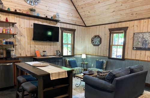 Rising Fawn Cabin | "Outstanding Long Weekend Location!" Cozy 2BR Cabin w/Screened Porch - 2 miles to Cloudland Canyon