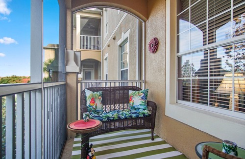 Windsor Hills Condo | Palm Tree Paradise! Bright Tropical Fun with “Frozen” Bedroom - 3 mi from WDW