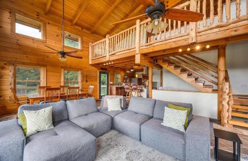 Dickel Apartment | Panoramic Paradise 3BR Cabin with Idyllic Views