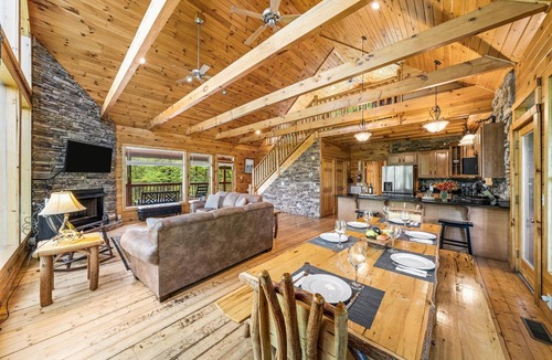 Gatlinburg - Pigeon Forge Cabin | PANORAMIC VIEWS OF GREAT SMOKY MTS. STUNNING VIEWS OF MT. LECONTE ALL YEAR