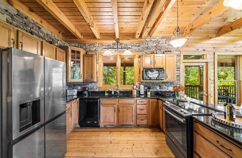 Gatlinburg - Pigeon Forge Cabin | PANORAMIC VIEWS OF GREAT SMOKY MTS. STUNNING VIEWS OF MT. LECONTE ALL YEAR