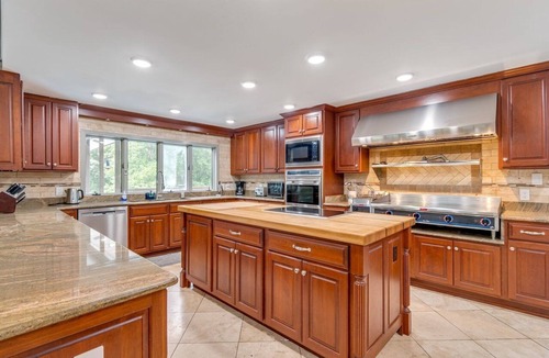 Winchester House | Paradise Resort-Dock, Pool, Hot Tub, Movie Theatre