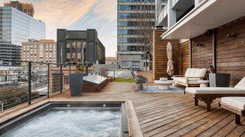 Downtown Austin House | Paramount Place by AvantStay 4 Story Apartment in Heart of Austin w Movie Theatre