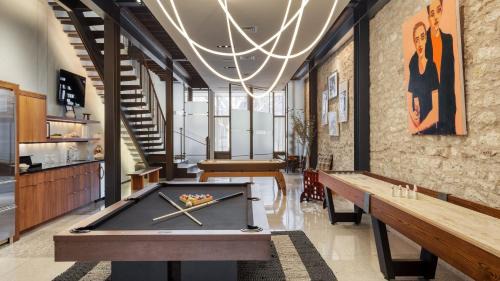 Downtown Austin House | Paramount Place by AvantStay 4 Story Apartment in Heart of Austin w Movie Theatre