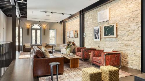 Downtown Austin House | Paramount Place by AvantStay 4 Story Apartment in Heart of Austin w Movie Theatre