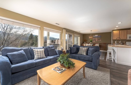 Chelan Condo | Park Pointe B201 - Community Pool/Hot tub