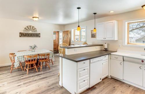 Mancos House | Patio and Mountain Views Farmhouse in Mancos!