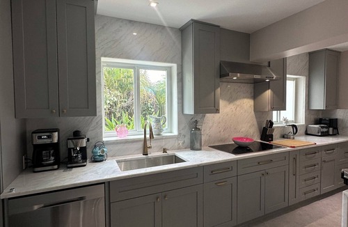 North Corals House | Peaceful 4 Bedroom Getaway: 8 min from the beach
