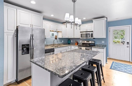 East Lansing House | Peaceful 4BR Lakefront Getaway on Park Lake