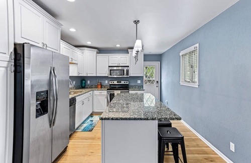 East Lansing House | Peaceful 4BR Lakefront Getaway on Park Lake