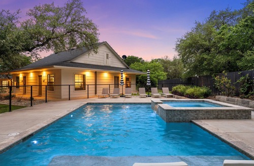 Crawford House | Peaceful Cottage on Country Retreat Destination with Pool & 20 Minutes to Waco!