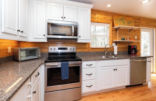 Clyde Cottage | Peaceful Mountain Cabin Nestled on 3.5 Acres - Multi-Tier Deck, Creek Access!