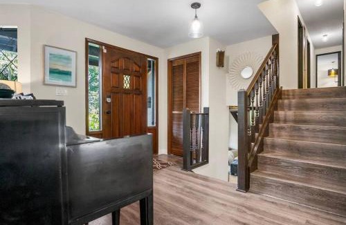 Kenmore House | Peaceful Retreat w Pizza Oven Hottub FirePit Views