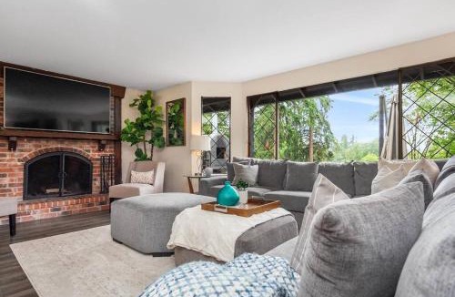 Kenmore House | Peaceful Retreat w Pizza Oven Hottub FirePit Views